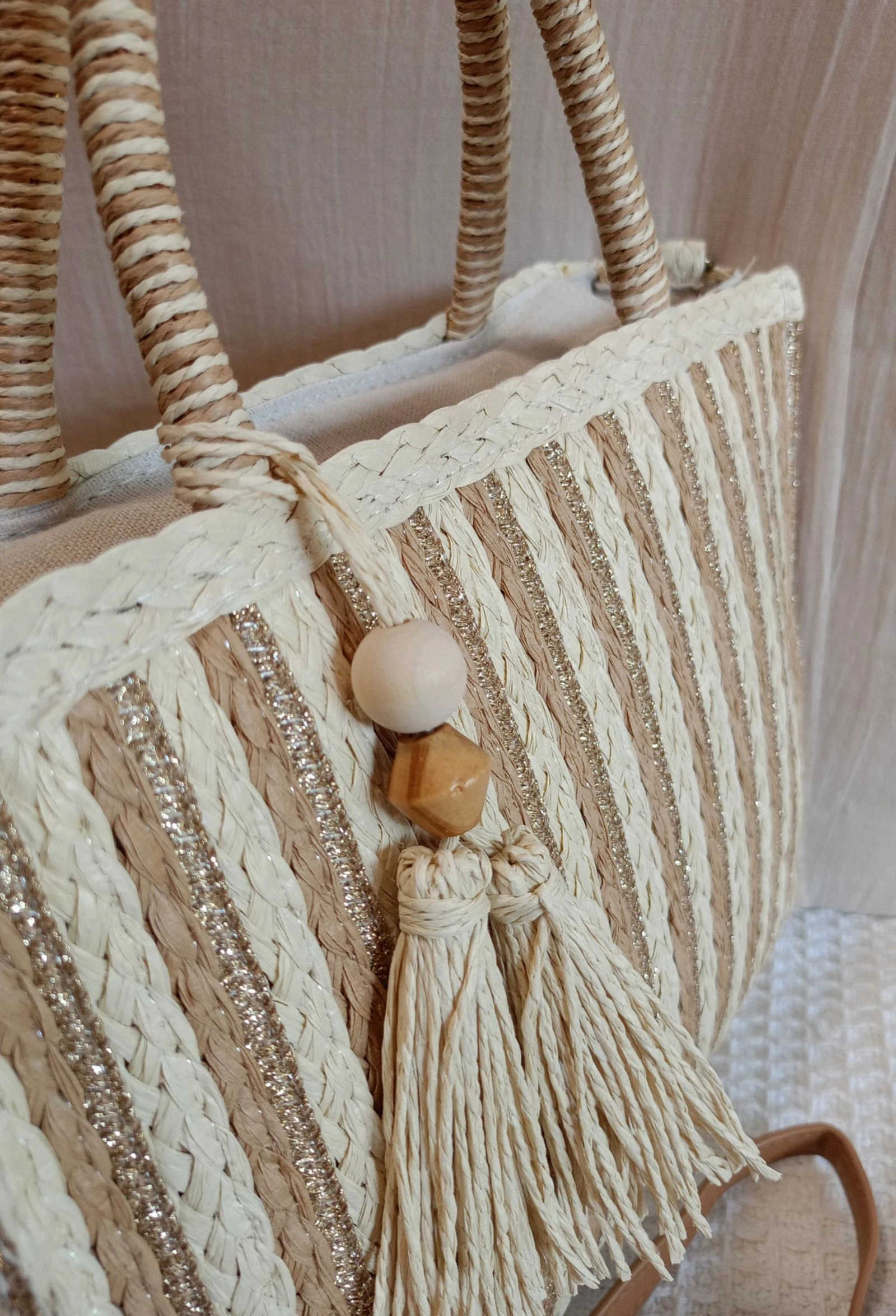 Beige witte gestreepte rotan tote tas met gouden details – photo 3